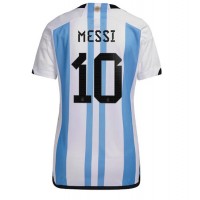 Camisa de Futebol Argentina Lionel Messi #10 Equipamento Principal Mulheres Mundo 2022 Manga Curta
